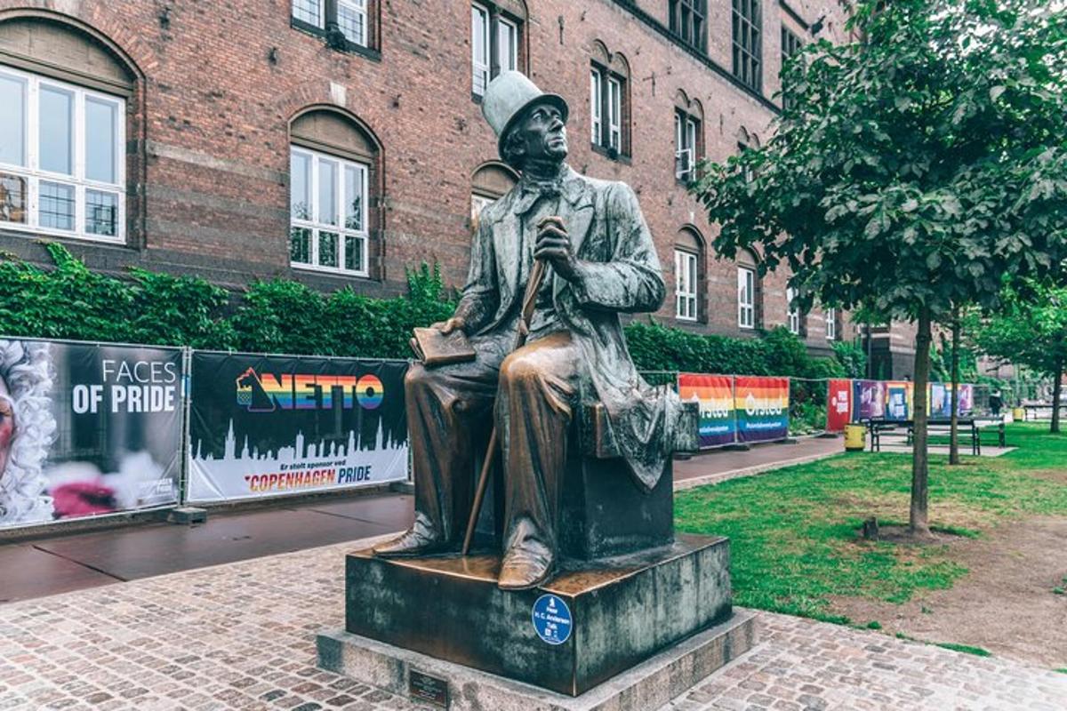 eine Statue eines Mannes, der auf einer Bank sitzt