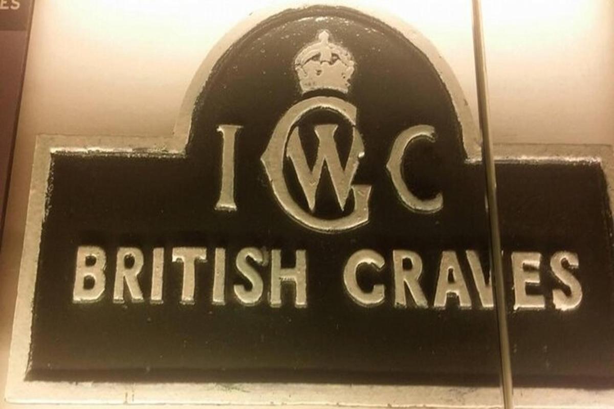 černá cedule s nápisem „britské šílenství“