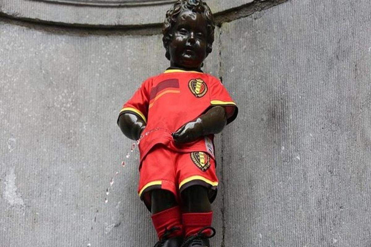 o statuie a unui băiat în uniformă atârnată pe un perete