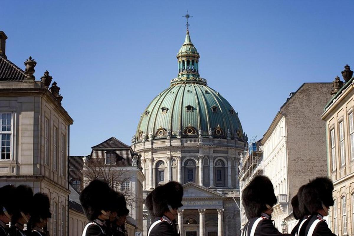 eine Gruppe von Menschen in Uniform steht vor einem Gebäude
