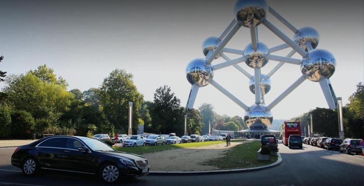 auto je zaparkované na parkovišti