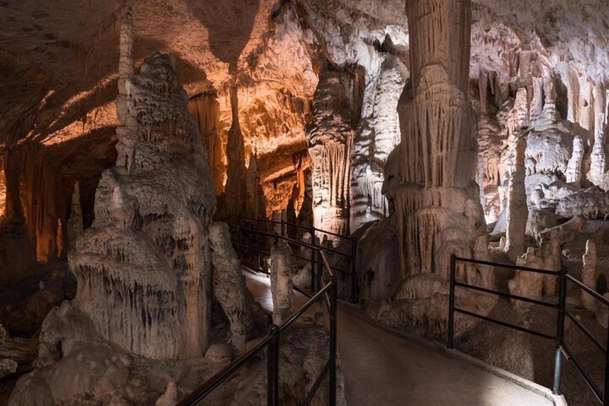 lorong dalam gua dengan tiang dan formasi batu
