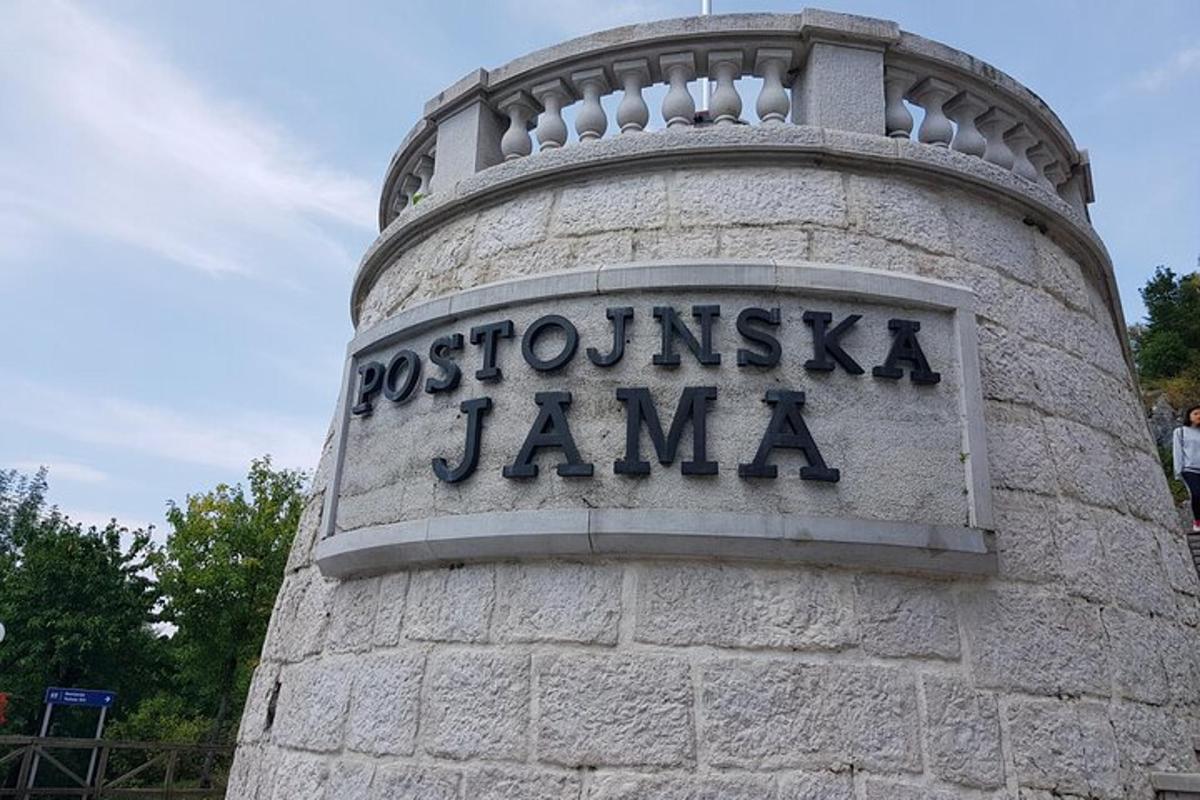 sebuah menara batu dengan tanda di sisinya