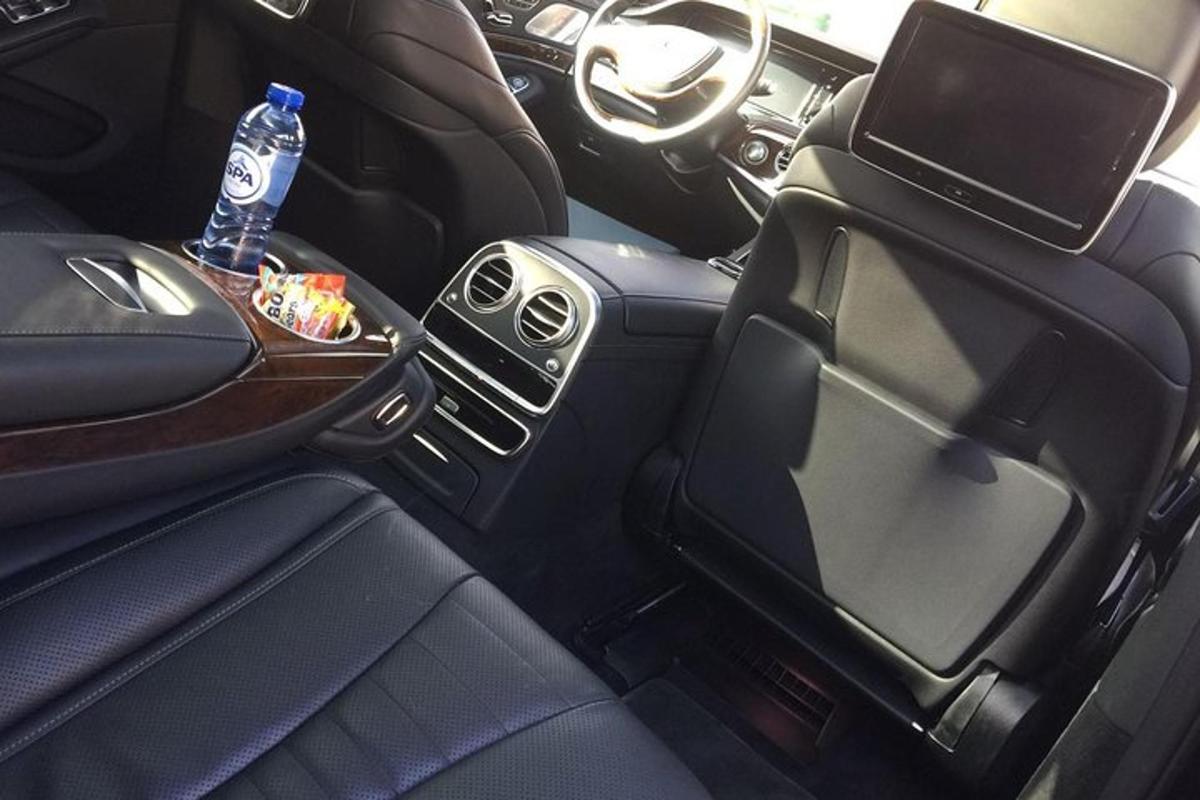 um assento em um carro com uma garrafa de água