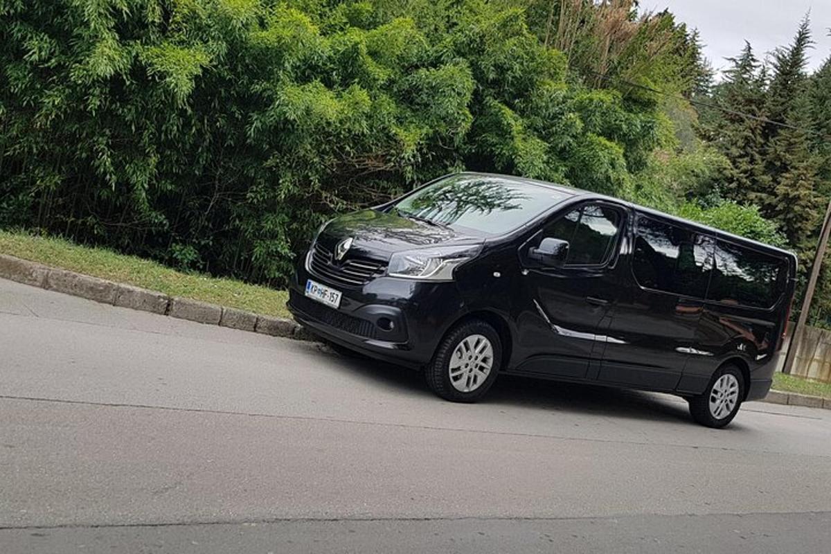 sebuah van hitam diletakkan di tepi jalan