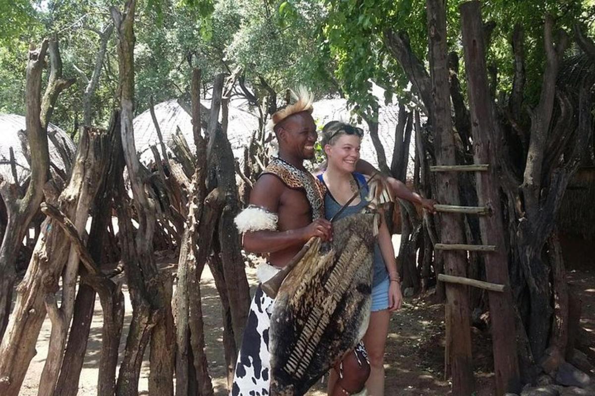 un uomo e una donna in piedi davanti agli alberi
