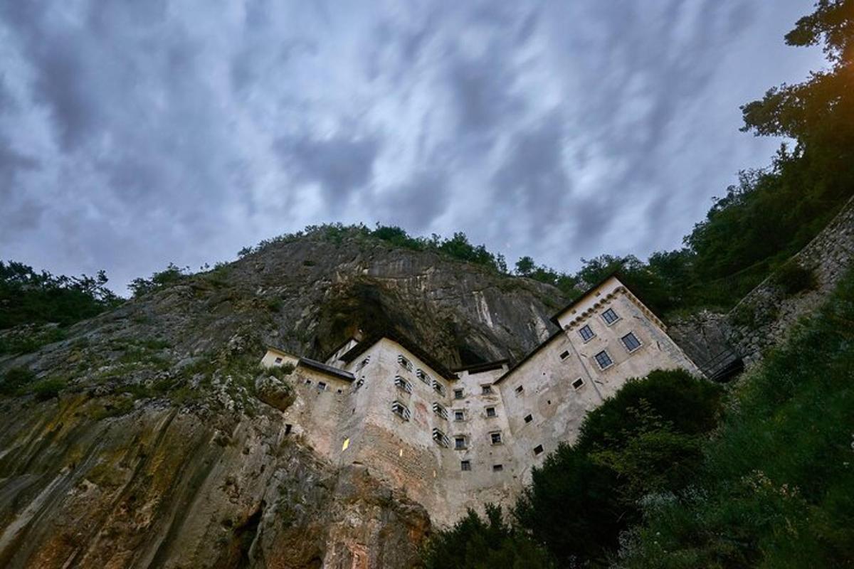 un edificio en la ladera de una montaña