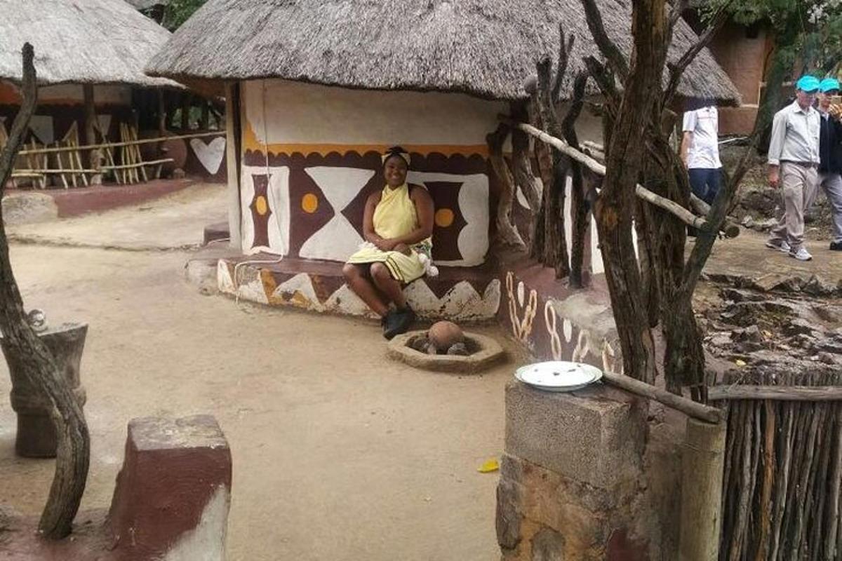 un uomo seduto all'interno di una piccola capanna