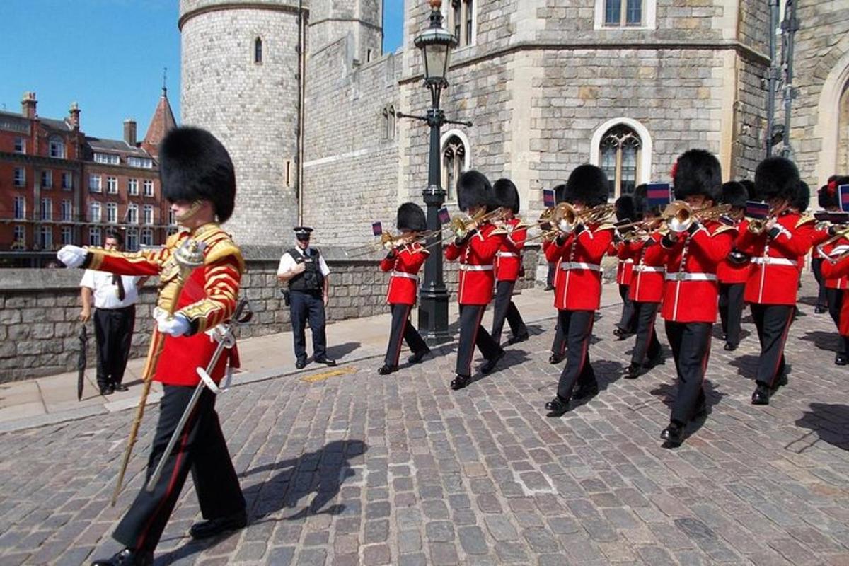 una banda de música amb uniformes vermells davant d'un edifici