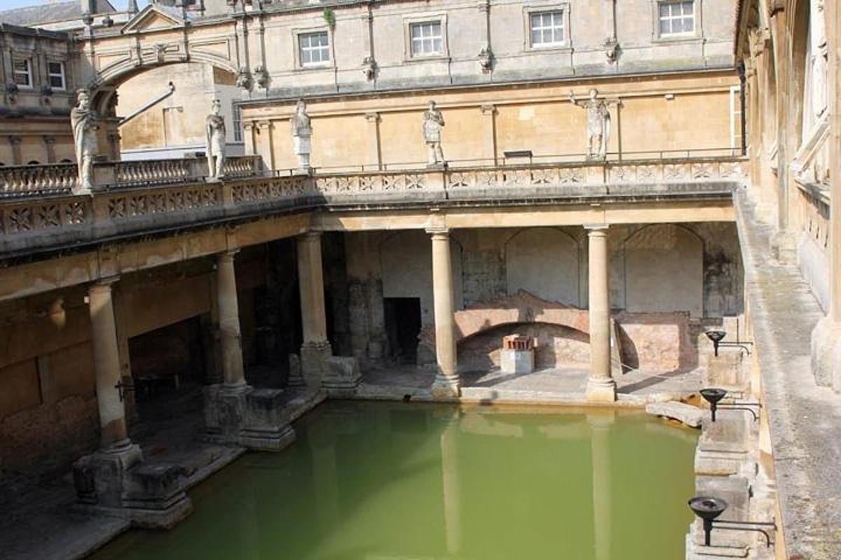 un edifici amb un estany d'aigua verda en un pati