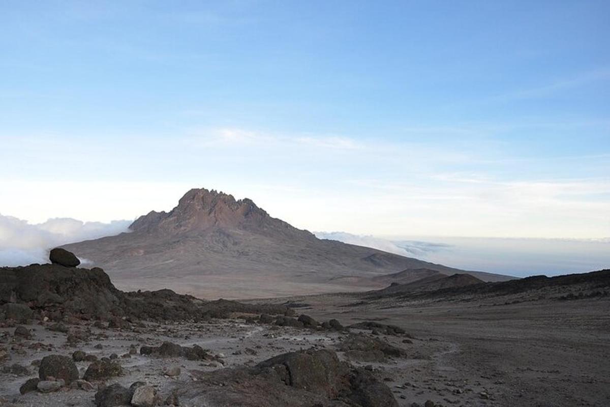 una montagna in mezzo a un deserto con rocce
