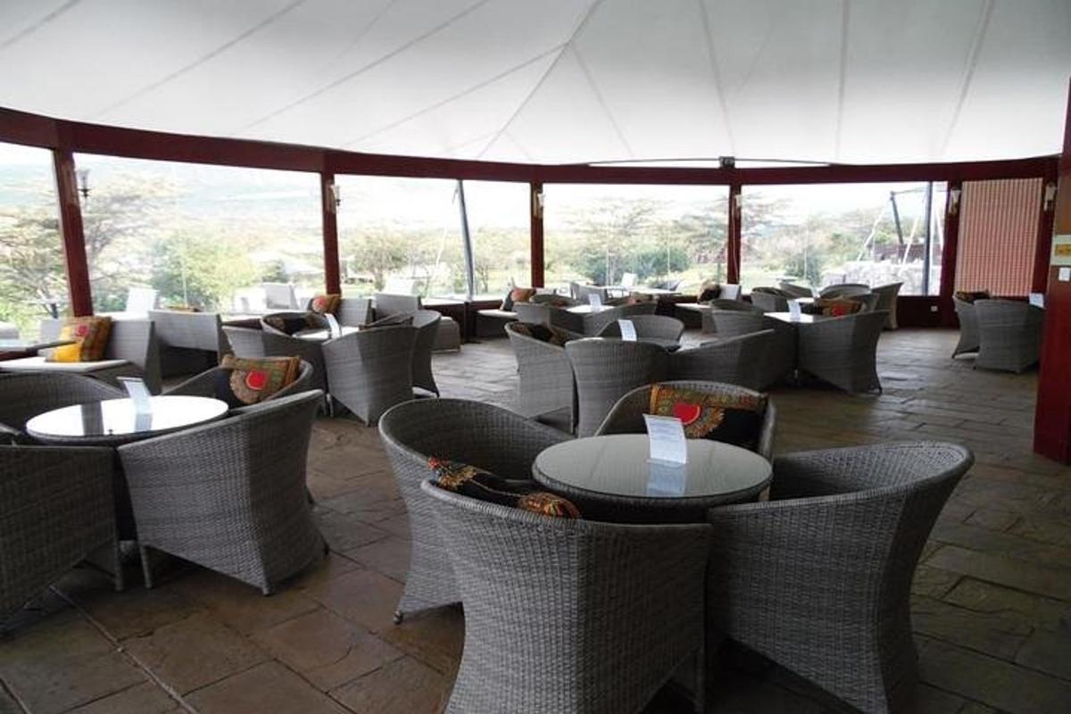 restaurace se židlemi a stoly a stanem