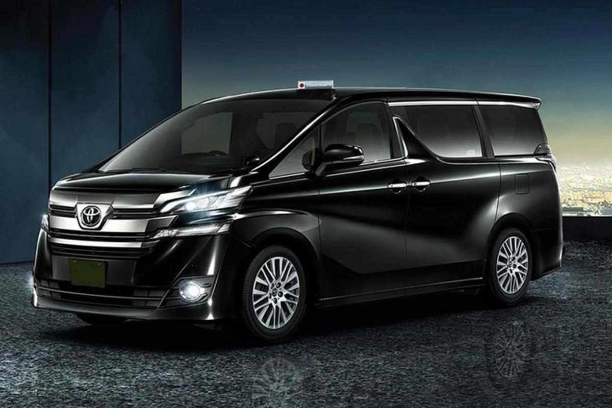 črn kombi je parkiran v stavbi