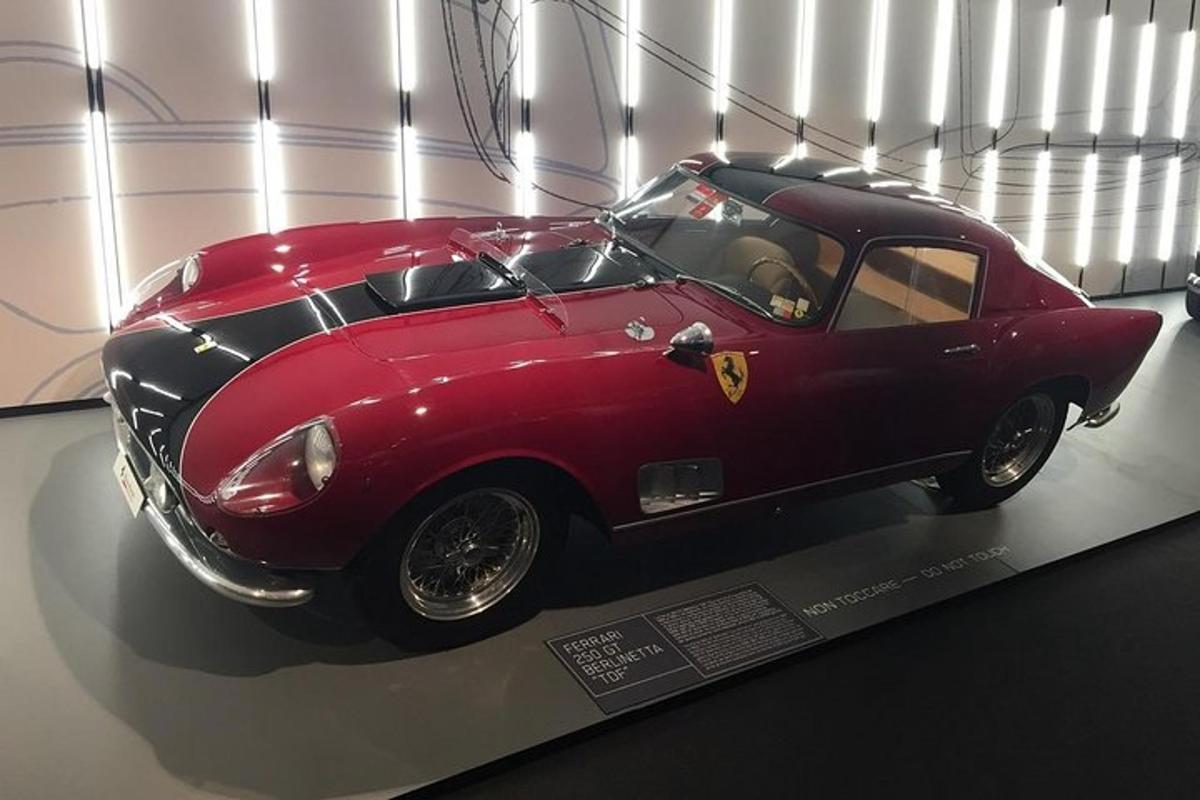ein rot-schwarzes Auto, das in einem Museum ausgestellt ist