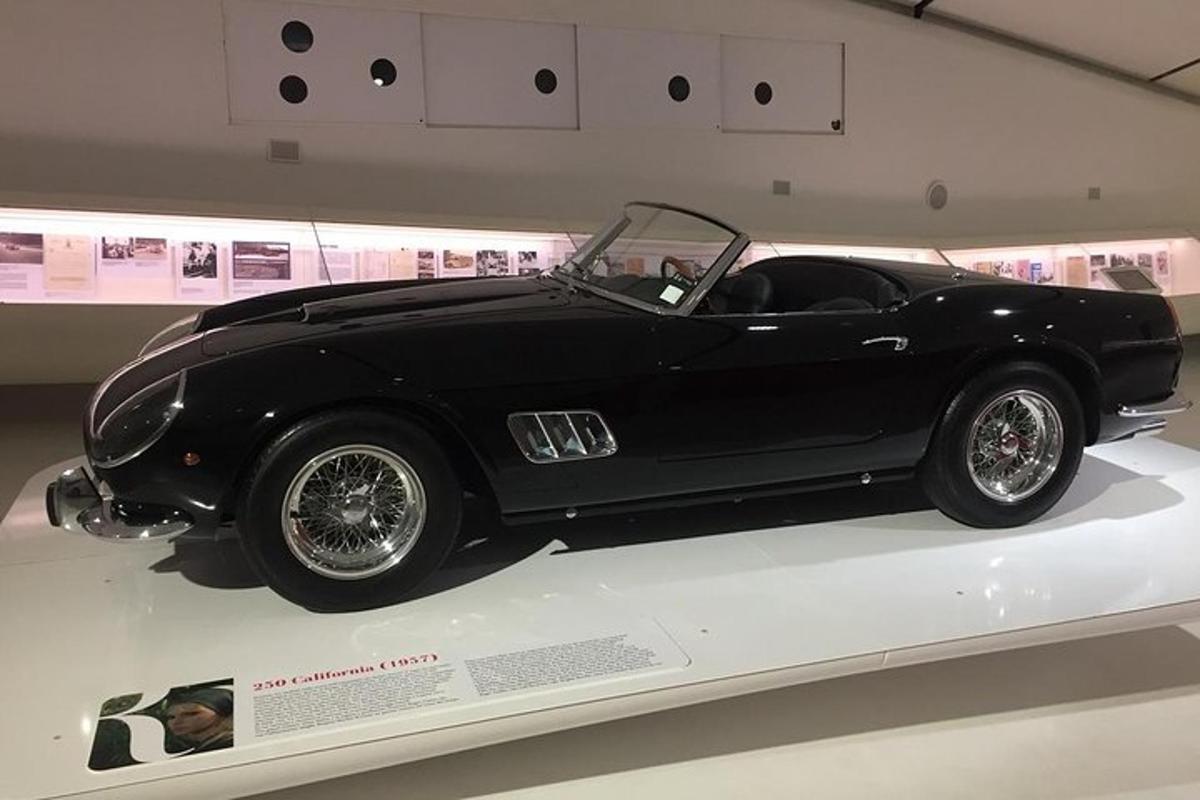 un'auto nera esposta su un tavolo bianco
