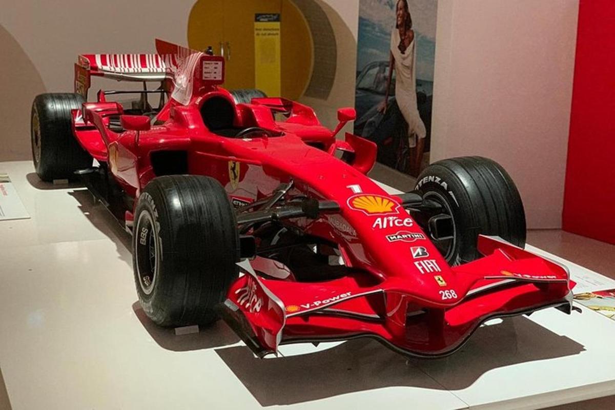 un'auto da corsa rossa esposta in un museo