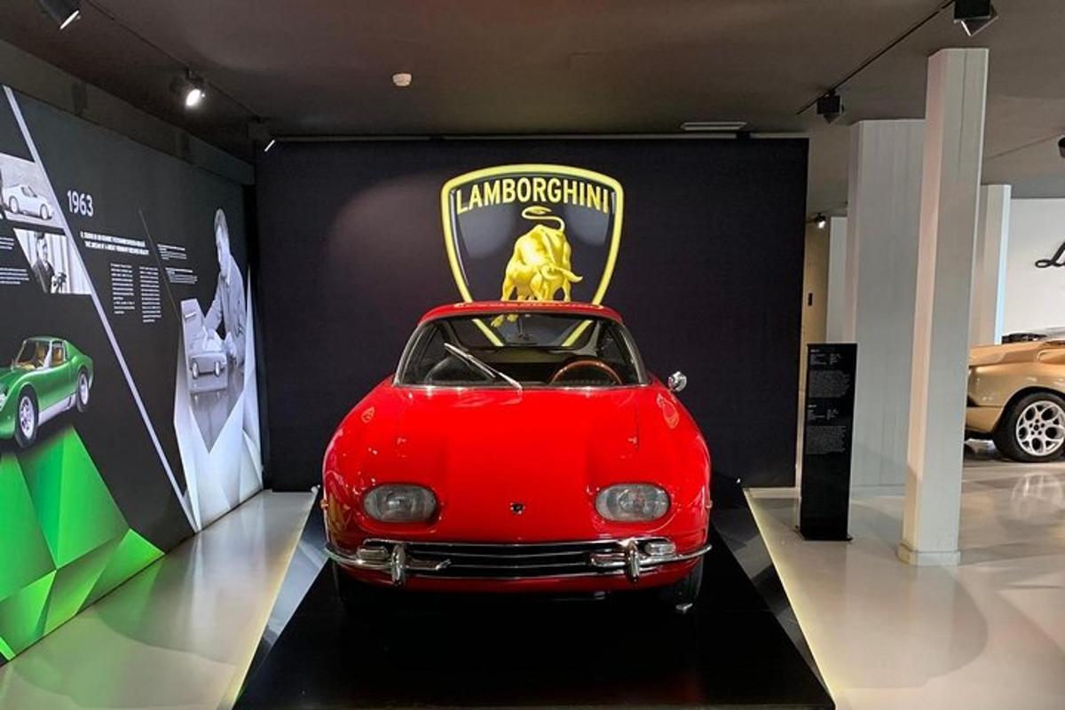 un'auto rossa esposta a un salone dell'auto