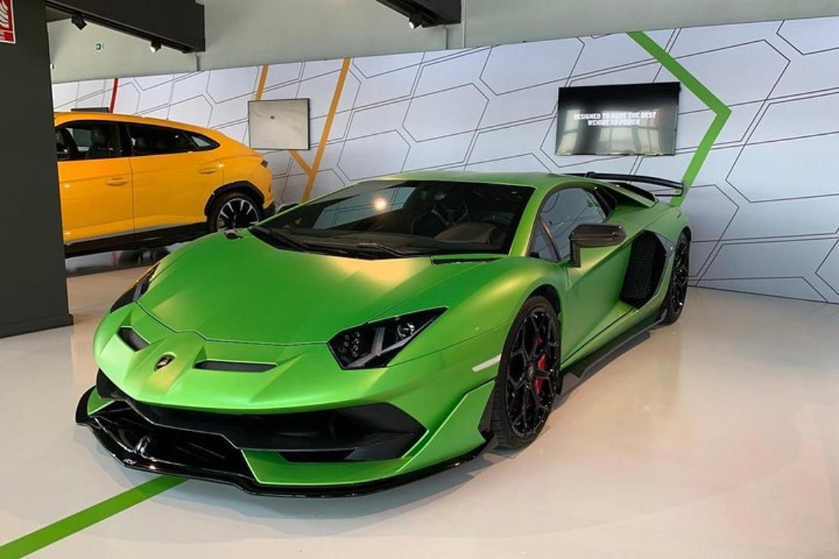 una lamborghini verde parcheggiata in un garage