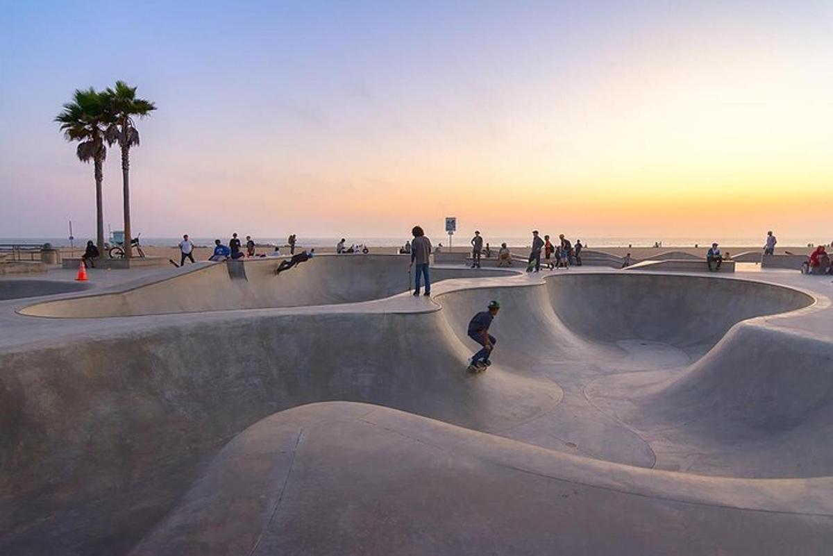 un gruppo di persone che vanno sullo skateboard in uno skate park