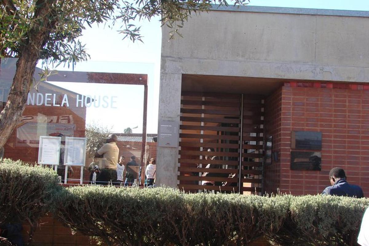 um grupo de pessoas em pé do lado de fora de um prédio