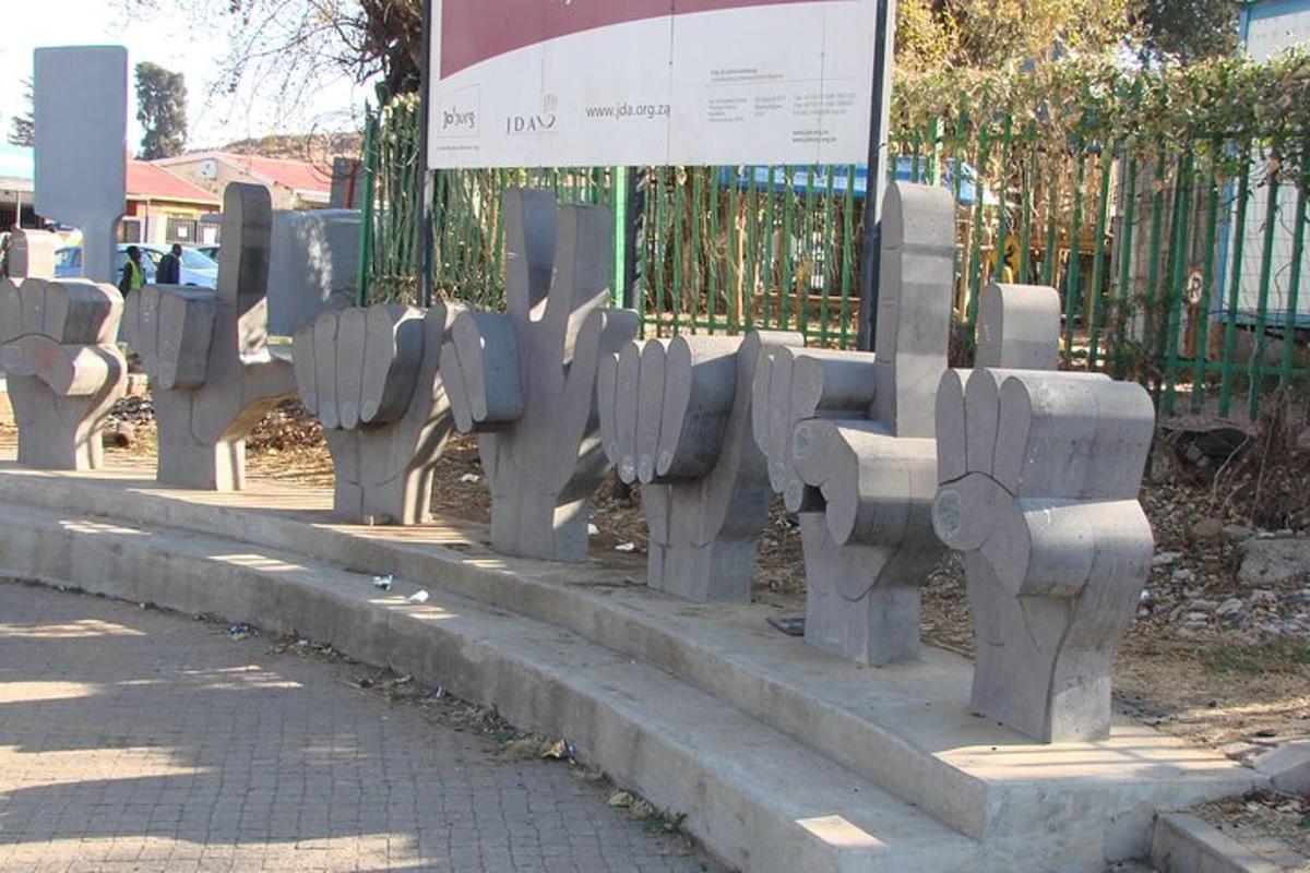 μια σειρά από παρκόμετρα στην άκρη ενός δρόμου