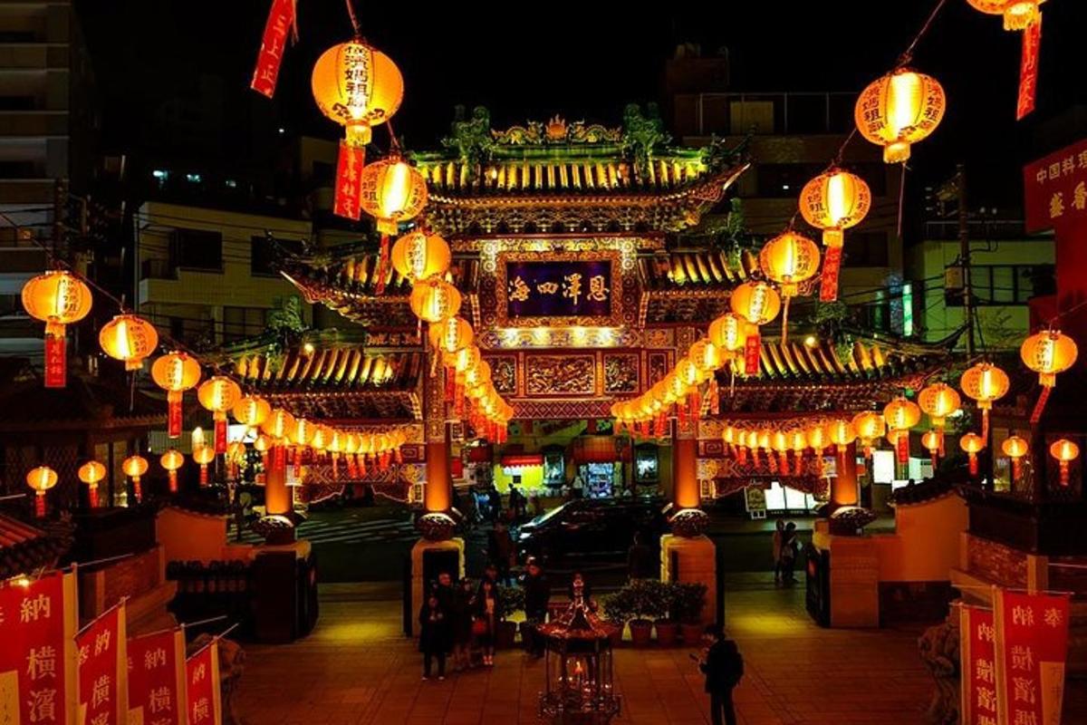 夜晚城市中挂满中国灯笼的建筑