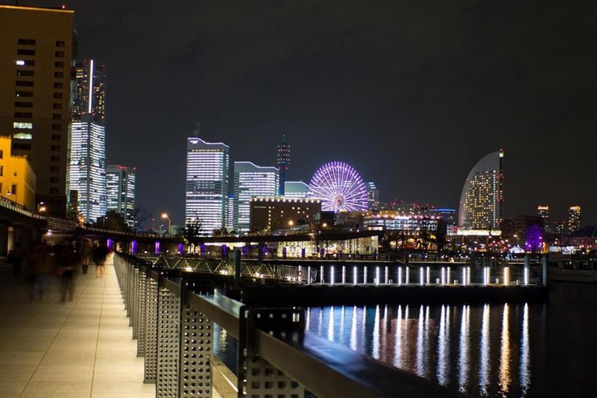 河流环绕的城市夜景