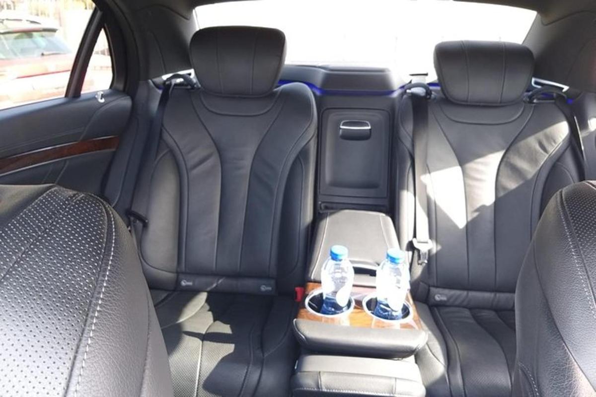 sėdynė automobilio gale su dviem vandens buteliais