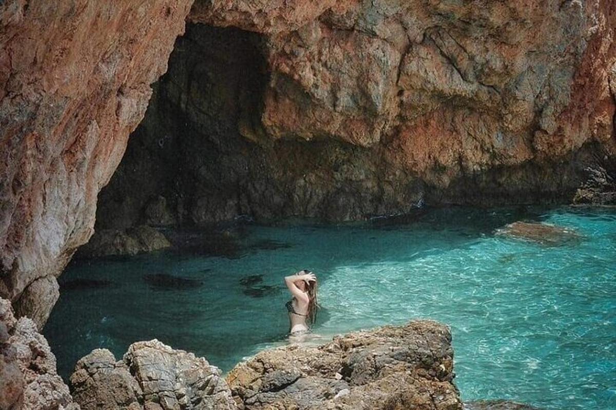 una persona in una pozza d'acqua in una grotta