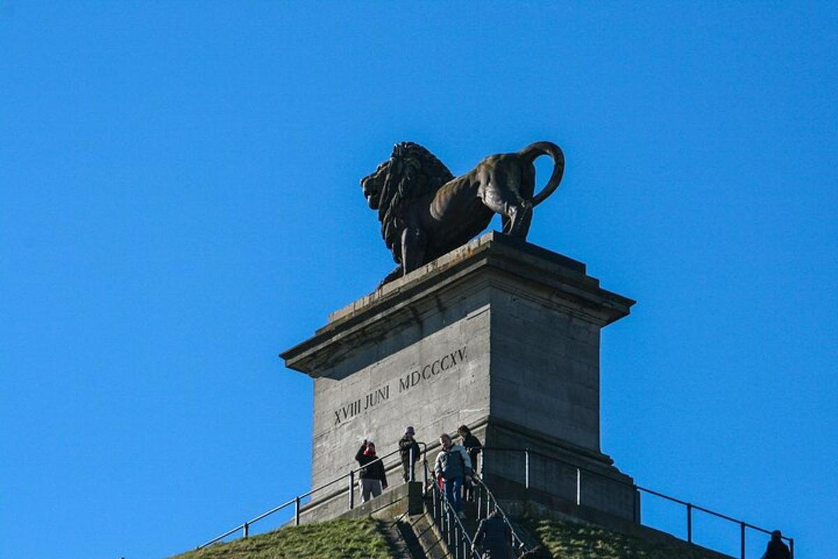 una estatua de un león en la cima de un monumento