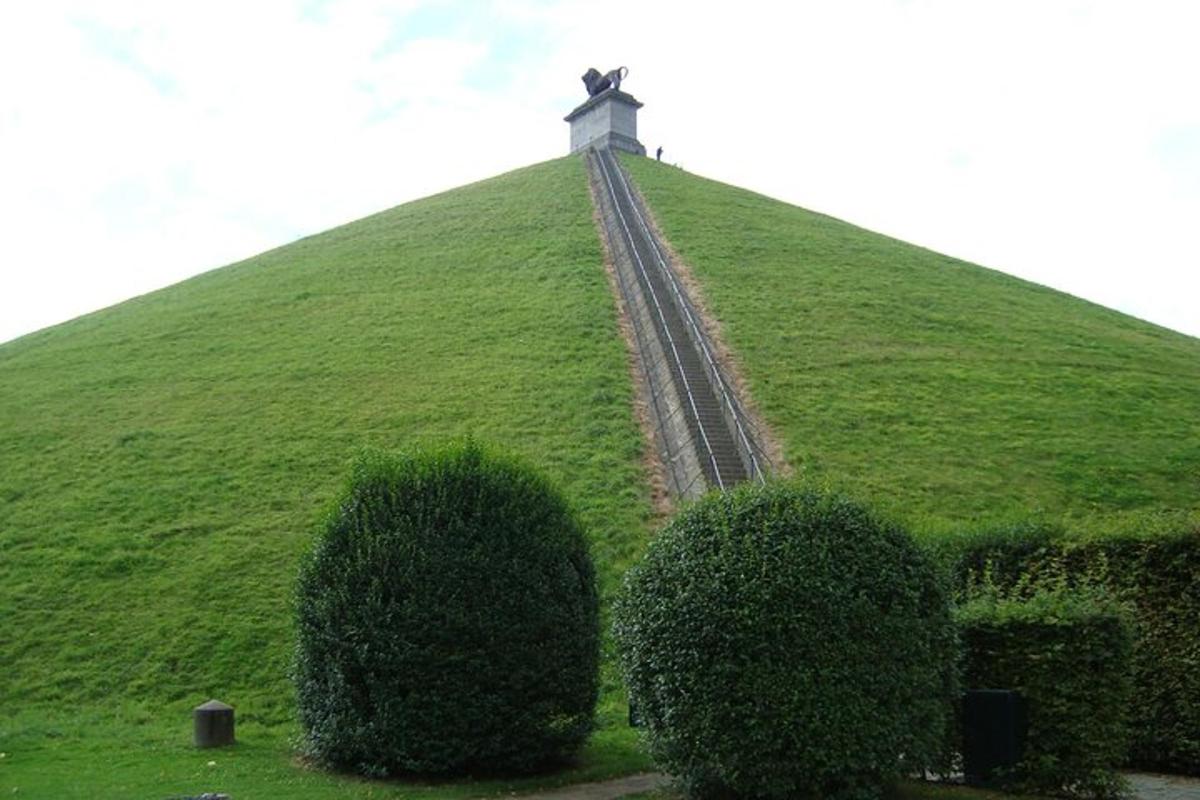 Una colina cubierta de hierba con una estatua en la cima.