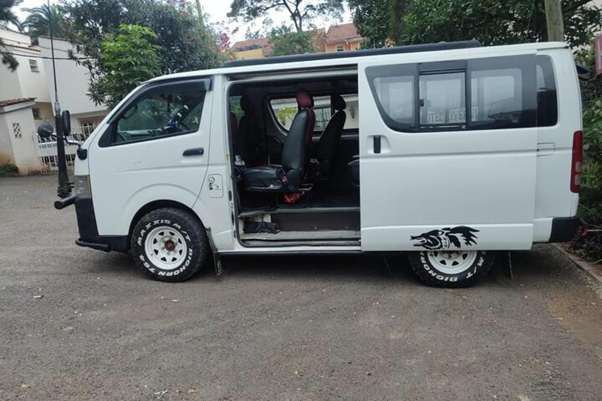 uma van branca estacionada em um estacionamento