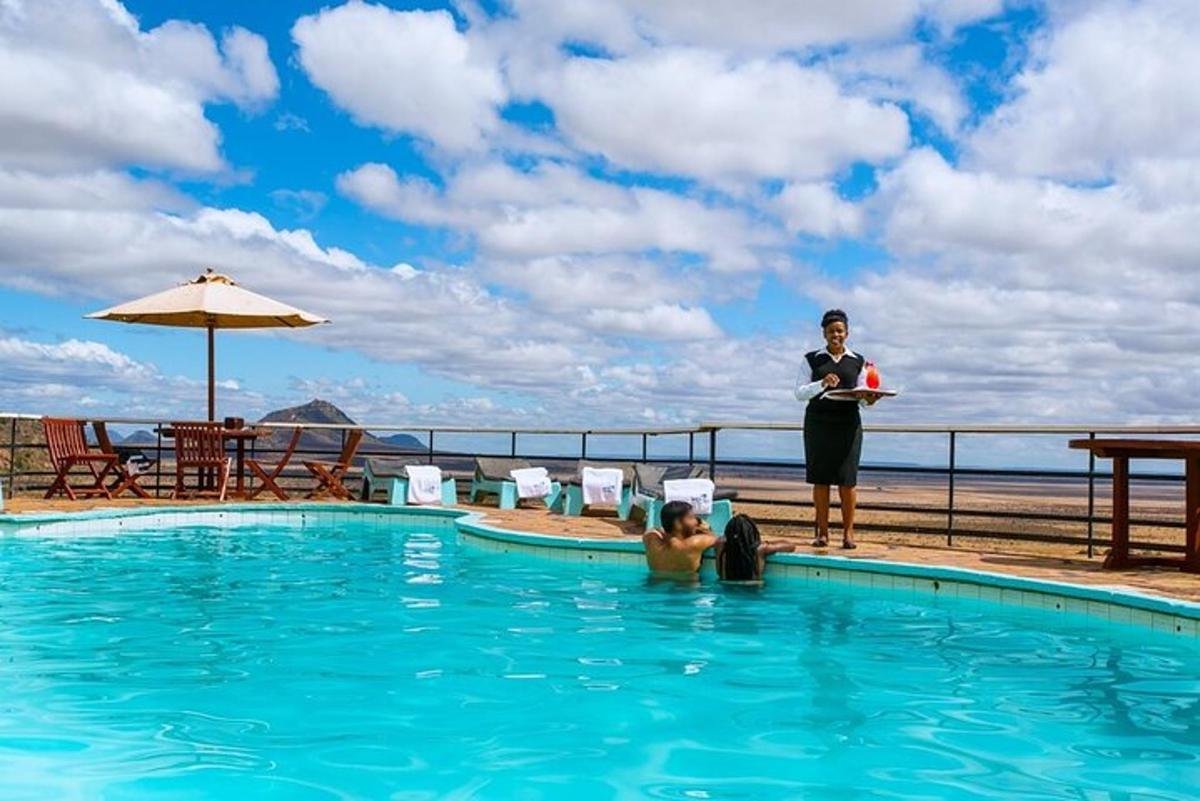uma mulher parada ao lado de uma piscina