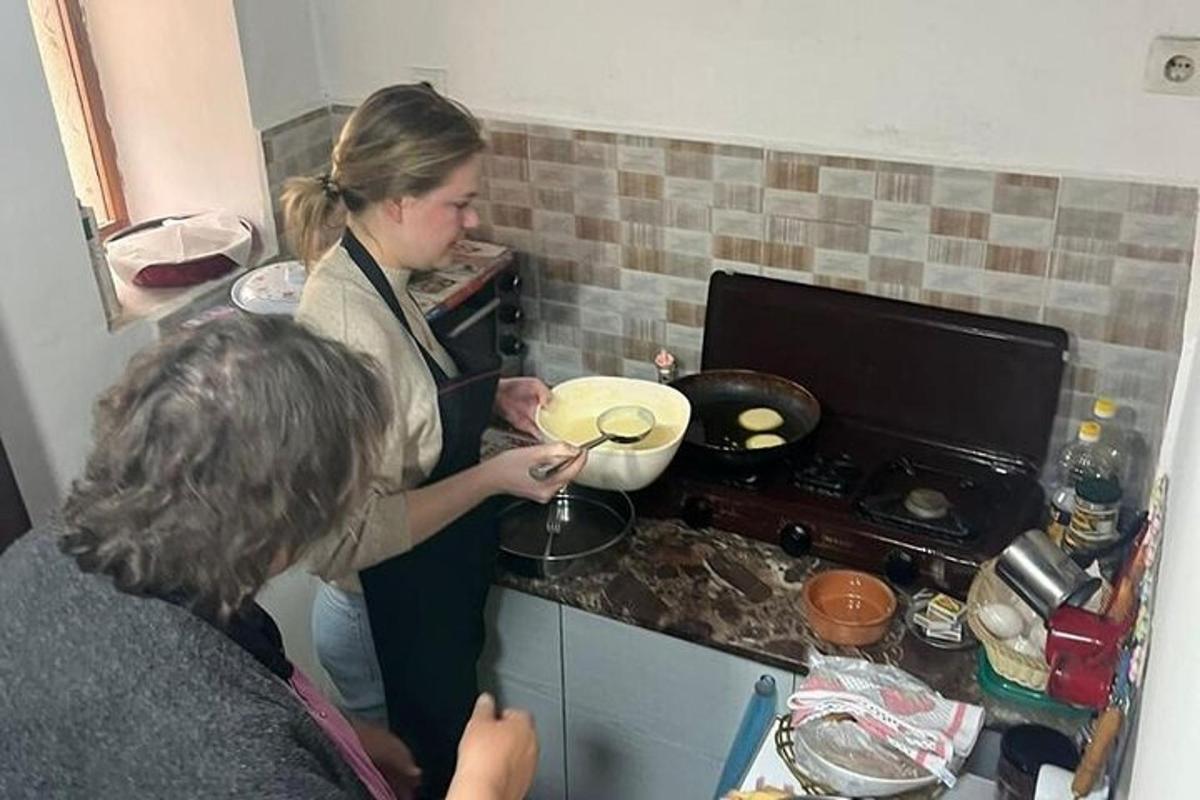 Dos mujeres de pie en una cocina preparando comida