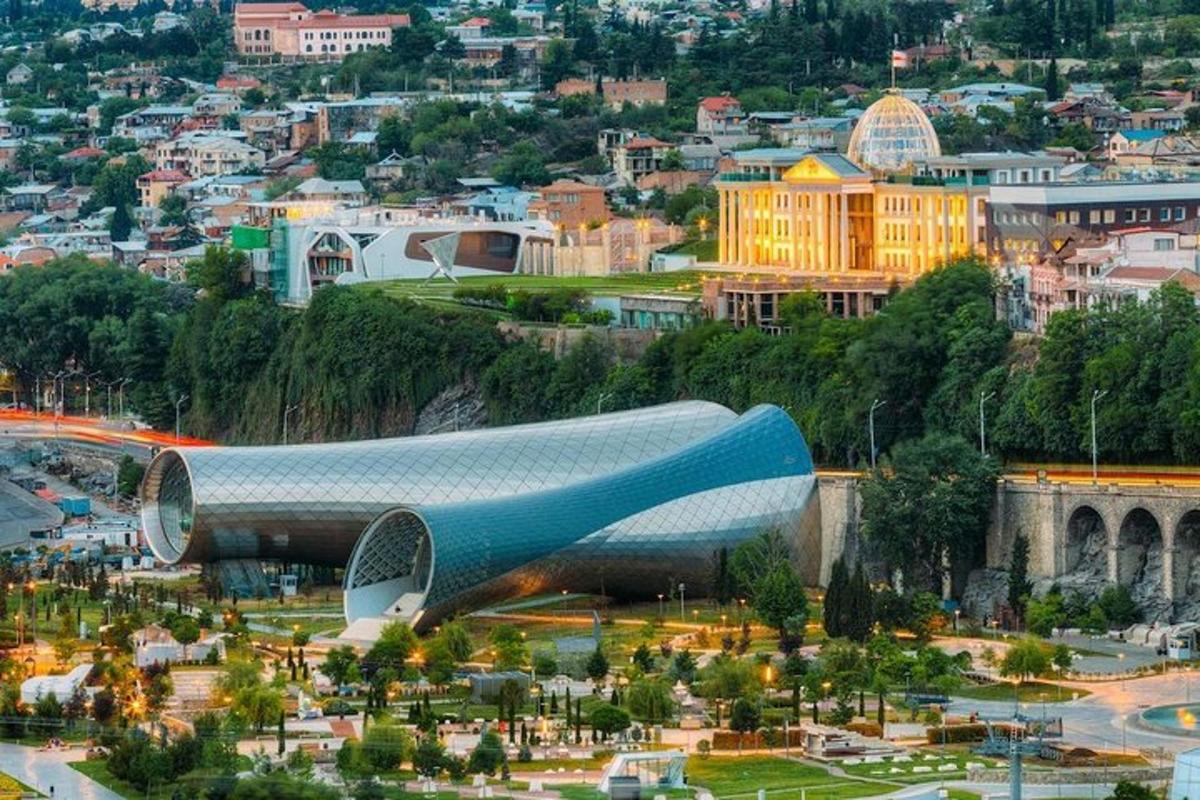 Un gran edificio con un gran objeto azul en una ciudad.