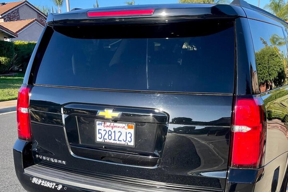 uma van preta com uma placa na traseira