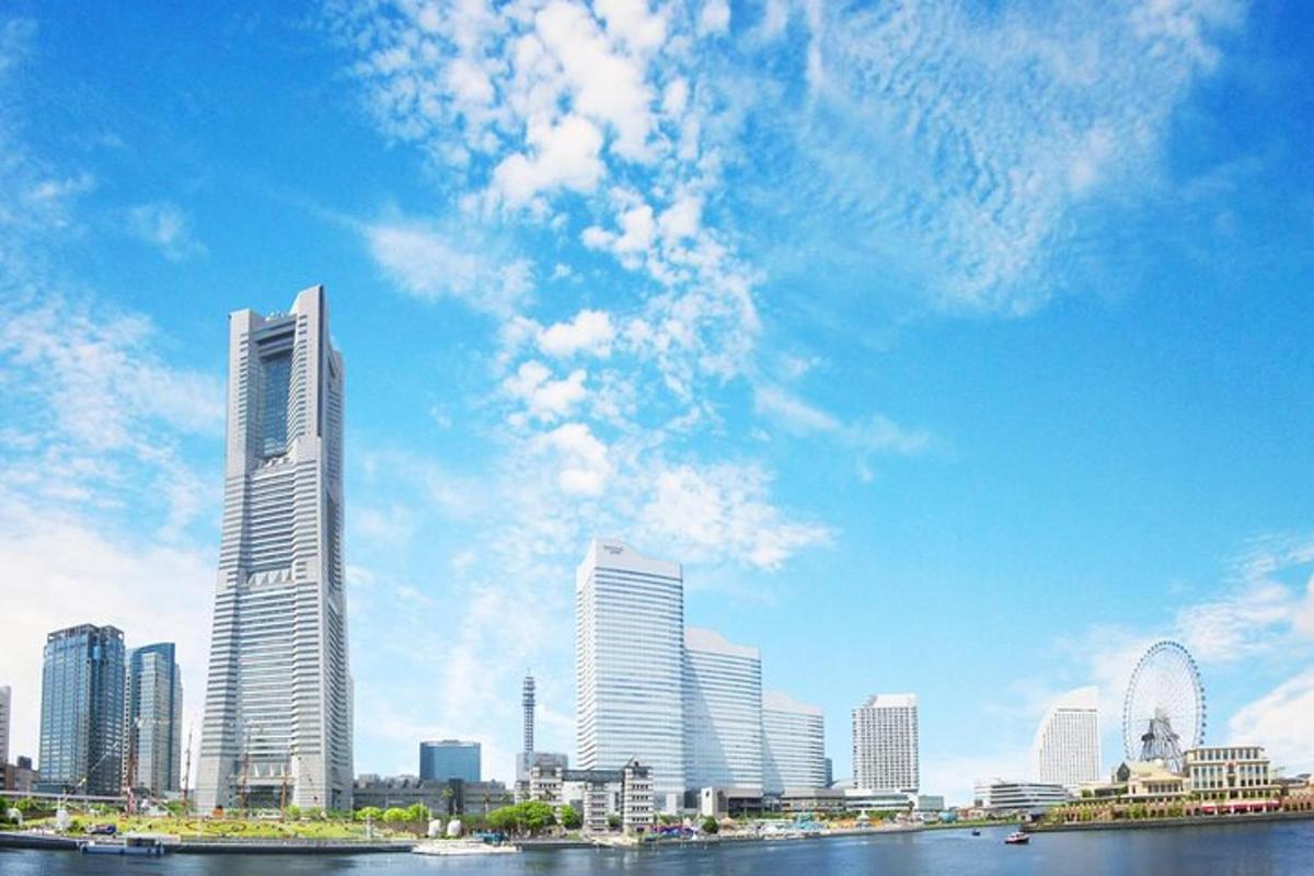 đường chân trời của thành phố với những tòa nhà cao tầng và một dòng sông