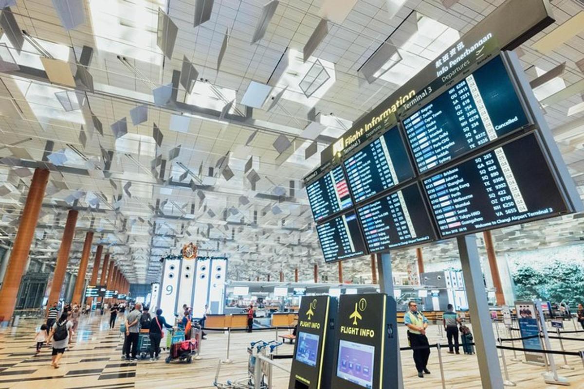 en flygplats med människor som går runt i en terminal