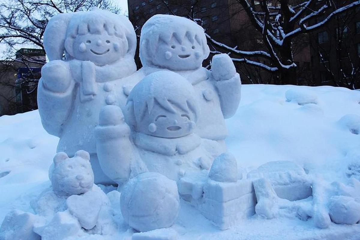 una scultura di neve raffigurante una famiglia nella neve