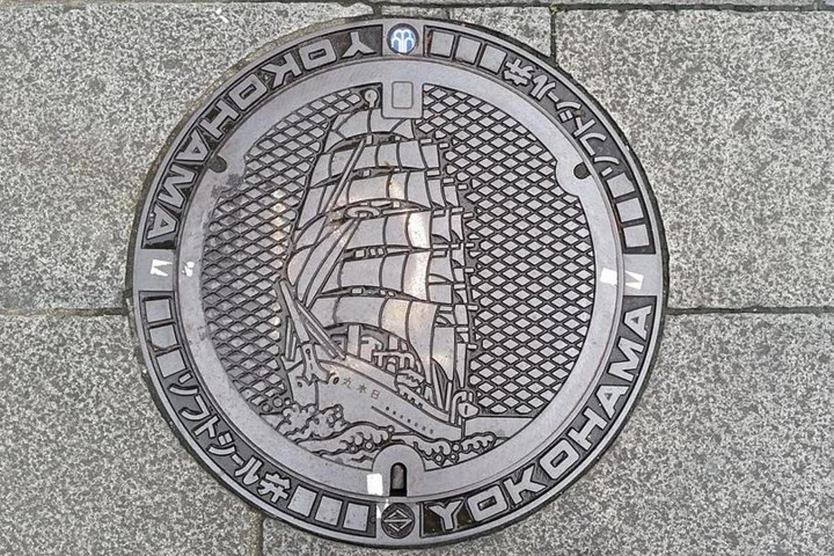 isang manhole cover na may larawan ng barko