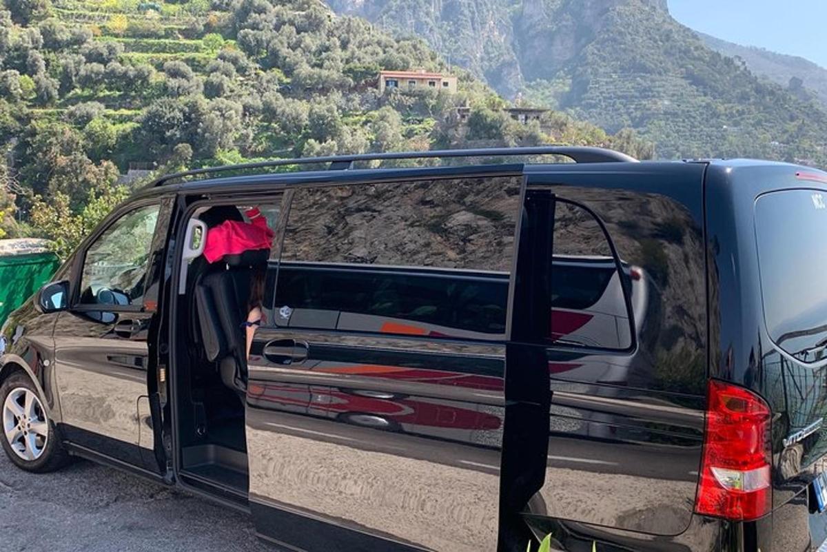 egy nyitott ajtajú furgon egy hegyen