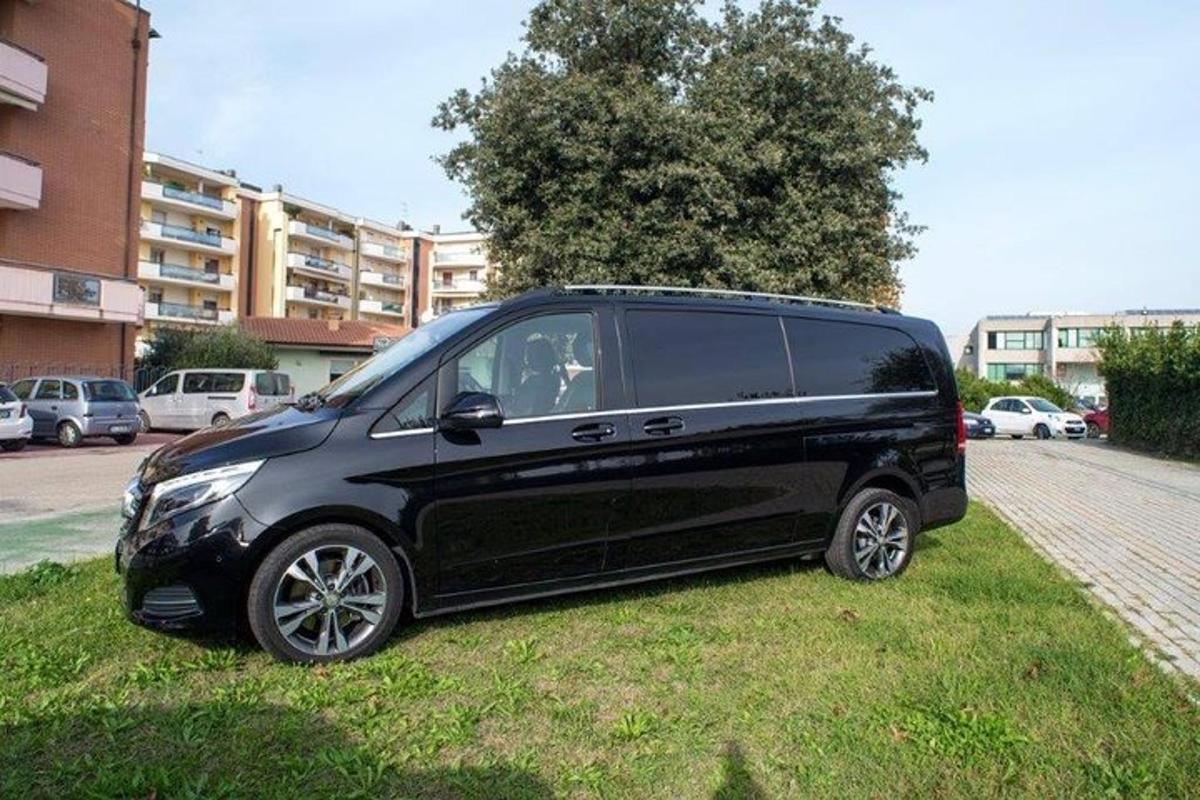 egy fekete furgon parkolt a fűben egy utca közelében