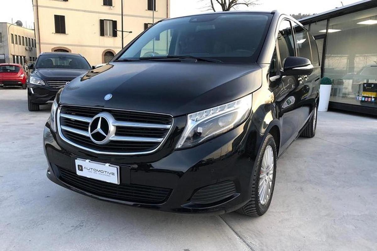 egy fekete autó parkolt a parkolóban