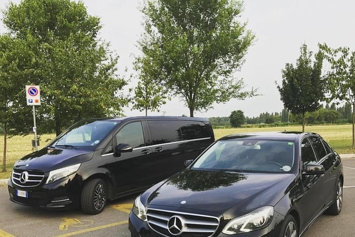 două mașini parcate una lângă alta într-o parcare