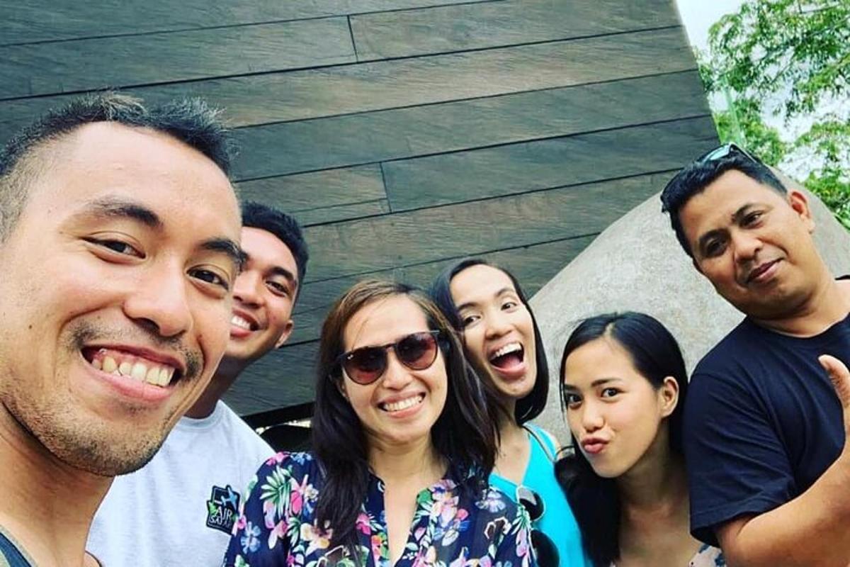 un grup de persones posant per a una foto