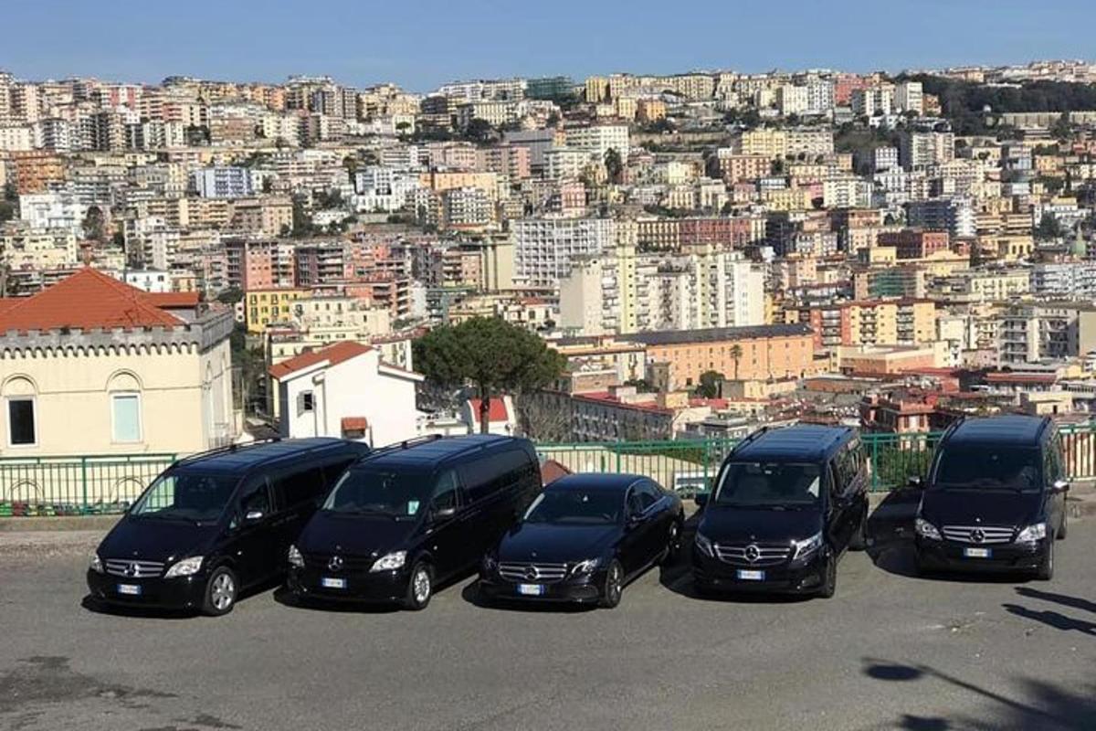 um grupo de quatro carros estacionados em um estacionamento