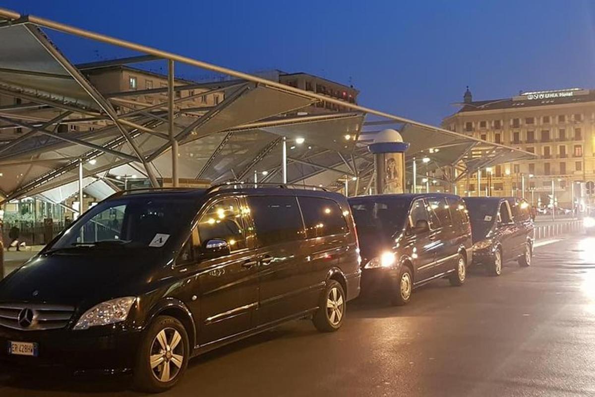 uma fila de carros estacionados em um estacionamento