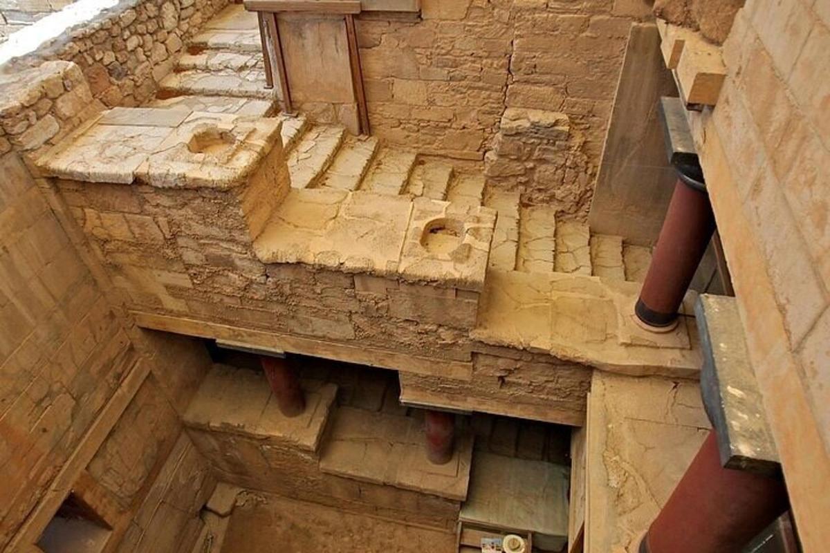 una vista dall'alto delle rovine di un edificio