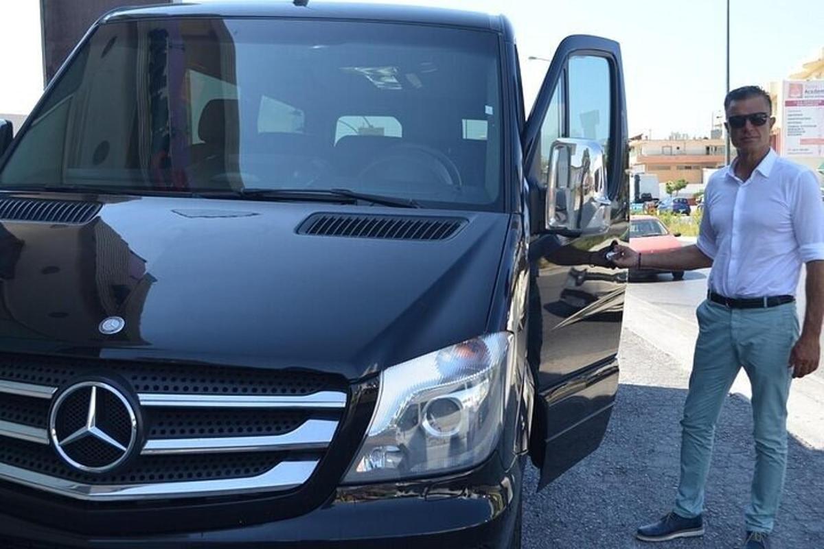 Muž stojí vedľa nákladného auta Mercedes Benz
