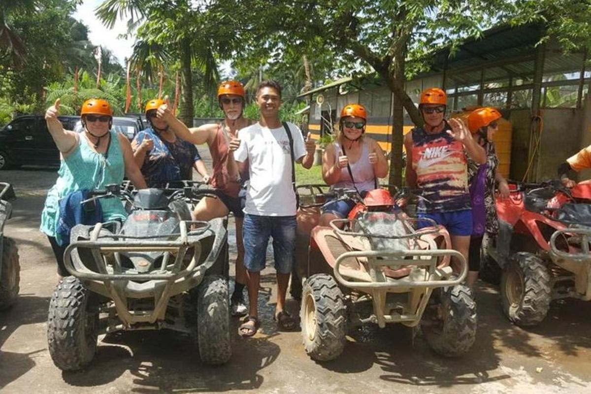 um grupo de pessoas está posando para uma foto com quadriciclos